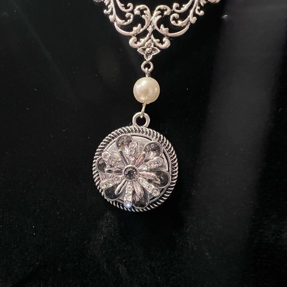 Snap button necklace with one extra button - Picture 3 of 3